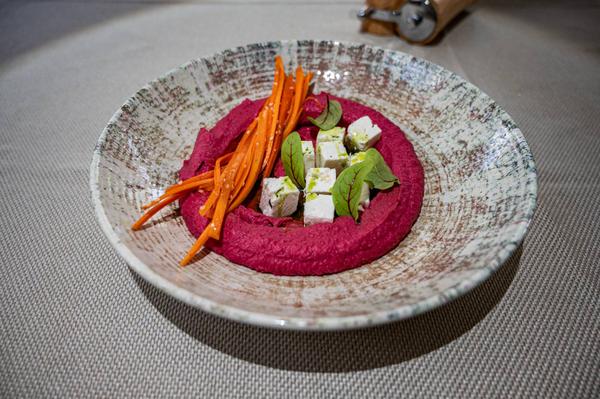 Extra topping pentru hummus : Brânză de capră, morcov și sfeclă roșie
